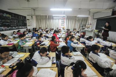 河北燕郊汇福实验学校，小学部一个班有近80个学生，课堂拥挤